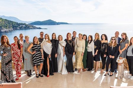 Konferenz mit Aussicht: Katharina Arnold (9. v.r.) mit weiteren rAIse-Speakerinnen und Speakern auf der Terrasse des Rixos Premium Hotel in Dubrovnik 