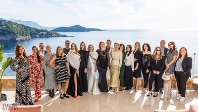 Konferenz mit Aussicht: Katharina Arnold (9. v.r.) mit weiteren rAIse-Speakerinnen und Speakern auf der Terrasse des Rixos Premium Hotel in Dubrovnik 