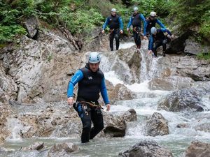 Beim Canyoning im Tiroler Lechtal gehen die Teilnehmer der Fun & Action Tage „Lechtal 4 Elements“ dem Element Wasser auf die Spur Beim Canyoning im Tiroler Lechtal gehen die Teilnehmer der Fun & Action Tage „Lechtal 4 Elements“ dem Element Wasser auf die Spur