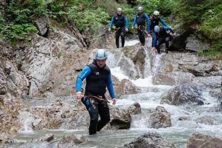 Beim Canyoning im Tiroler Lechtal gehen die Teilnehmer der Fun & Action Tage „Lechtal 4 Elements“ dem Element Wasser auf die Spur