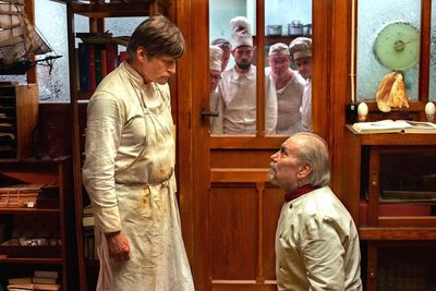 Endlich Antworten: Mr. K (Crispin Glover) fordert den mysteriösen Chefkoch (Bjørn Sundquist) auf, ihm die Wahrheit über das Hotel zu verraten