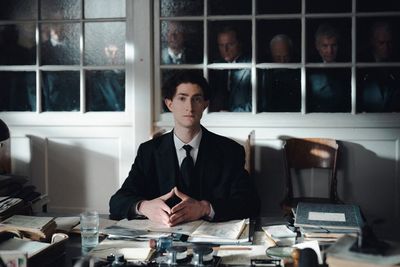 Franz Kafka (Idan Weiss) an seinem Arbeitsplatz in der Arbeiter-Unfallversicherung