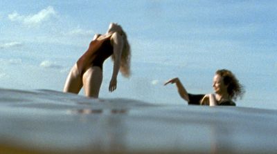 Lidia Yuknavitch (Imogen Poots) und Claudia (Thora Birch) fühlen sich frei am See