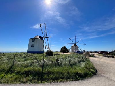 Hinterland um den Berg Montejunto mit Windmühlen