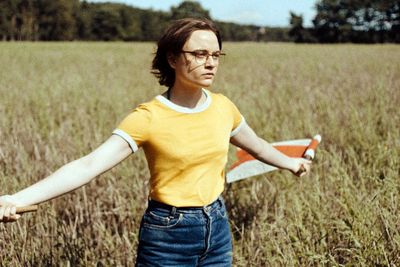 Die Stimmen der anderen stets im Kopf: Angelika (Lena Urzendowsky) als Erntehelferin