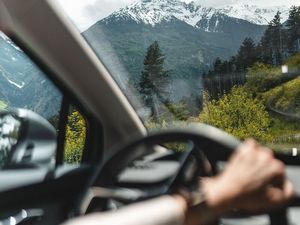 Allzeit gute Fahrt, ob Bergpass oder Brenner-Autobahn: Wer vorausplant und Stoßzeiten vermeidet, muss im Urlaub mit weniger Verzögerungen rechnen, bestätigen Südtiroler Gastgeber