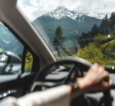 Allzeit gute Fahrt, ob Bergpass oder Brenner-Autobahn: Wer vorausplant und Stoßzeiten vermeidet, muss im Urlaub mit weniger Verzögerungen rechnen, bestätigen Südtiroler Gastgeber