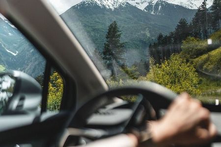 Allzeit gute Fahrt, ob Bergpass oder Brenner-Autobahn: Wer vorausplant und Stoßzeiten vermeidet, muss im Urlaub mit weniger Verzögerungen rechnen, bestätigen Südtiroler Gastgeber