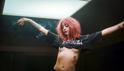 Lizzie (Alessa Savage) in freizügiger Pose