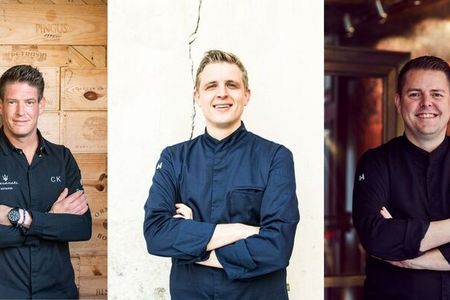 Traum-Trio: Haubenkoch Marc Bernhart (Mi.) sowie die beiden Sternechefs Christian Kuchler (li.) und Stefan Heilemann (re.) bereiten im Oktober 2024 im Gourmetrestaurant Mamesa in Burgeis/Südtirol ein Sechs-Gänge-Menü der Extraklasse zu