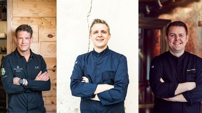 Traum-Trio: Haubenkoch Marc Bernhart (Mi.) sowie die beiden Sternechefs Christian Kuchler (li.) und Stefan Heilemann (re.) bereiten im Oktober 2024 im Gourmetrestaurant Mamesa in Burgeis/Südtirol ein Sechs-Gänge-Menü der Extraklasse zu