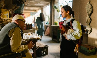 Lamia (Baneen Ahmed Nayyef) mit Hahn Hindi auf dem Markt