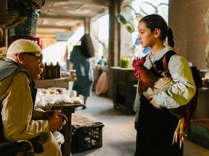Lamia (Baneen Ahmed Nayyef) mit Hahn Hindi auf dem Markt Lamia (Baneen Ahmed Nayyef) mit Hahn Hindi auf dem Markt