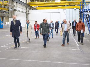 TUP-Geschäftsführer Fritz Frömming, Oberbürgermeister Thomas Kufen und TUP-Werkstattdirektor Ralf Gehrke (vorne v.l.) sowie Mitglieder des TUP-Aufsichtsrates besichtigen die neuen Werkstatthallen der Theater und Philharmonie Essen TUP-Geschäftsführer Fritz Frömming, Oberbürgermeister Thomas Kufen und TUP-Werkstattdirektor Ralf Gehrke (vorne v.l.) sowie Mitglieder des TUP-Aufsichtsrates besichtigen die neuen Werkstatthallen der Theater und Philharmonie Essen
