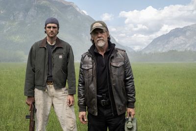 Hig (Jacob Elordi) und Bangley (Josh Brolin, re.). Photo by Fabio Lovino