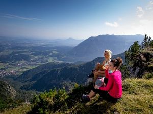 Der grenzüberschreitende Salzalpensteig passiert auch Bad Reichenhall mit Panoramablicken über die oberbayerische Kurstadt Der grenzüberschreitende Salzalpensteig passiert auch Bad Reichenhall mit Panoramablicken über die oberbayerische Kurstadt