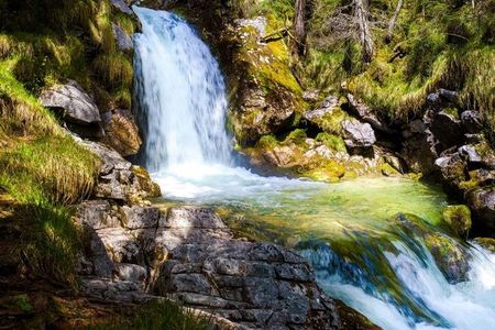 Dass der direkt am Lechweg gelegene Doser Wasserfall alljährlich ausgerechnet am St.-Martins-Tag ebenda verschwindet, wo er am St.-Georgs-Tag wieder auftaucht, gibt Naturwissenschaftlern immer noch Rätsel auf