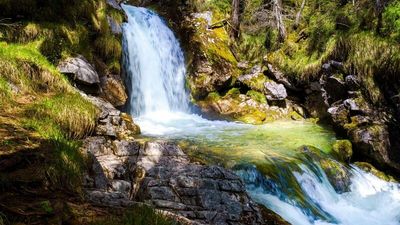 Dass der direkt am Lechweg gelegene Doser Wasserfall alljährlich ausgerechnet am St.-Martins-Tag ebenda verschwindet, wo er am St.-Georgs-Tag wieder auftaucht, gibt Naturwissenschaftlern immer noch Rätsel auf