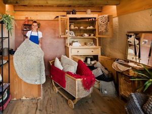 Bis zu 13 Stunden arbeitet Bäuerin Johanna Aichner vom „Roter Hahn“-Mitglied Hoferhof in Algund bei Meran mit Faden, Schere, Häkelnadel und ausschließlich der eigenen Südtiroler Schafwolle an jedem ihrer Unikate Bis zu 13 Stunden arbeitet Bäuerin Johanna Aichner vom „Roter Hahn“-Mitglied Hoferhof in Algund bei Meran mit Faden, Schere, Häkelnadel und ausschließlich der eigenen Südtiroler Schafwolle an jedem ihrer Unikate