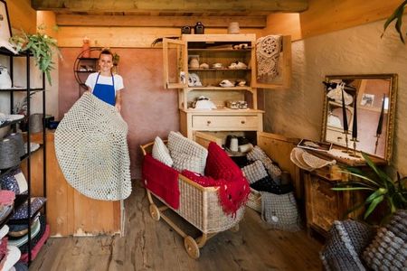 Bis zu 13 Stunden arbeitet Bäuerin Johanna Aichner vom „Roter Hahn“-Mitglied Hoferhof in Algund bei Meran mit Faden, Schere, Häkelnadel und ausschließlich der eigenen Südtiroler Schafwolle an jedem ihrer Unikate