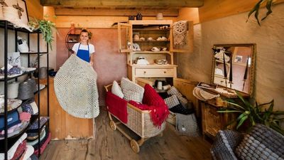 Bis zu 13 Stunden arbeitet Bäuerin Johanna Aichner vom „Roter Hahn“-Mitglied Hoferhof in Algund bei Meran mit Faden, Schere, Häkelnadel und ausschließlich der eigenen Südtiroler Schafwolle an jedem ihrer Unikate
