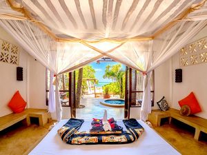16 Zimmer. 2 Pools. Schier endloser, weißer Strand. 100 % Urlaubsgefühl 16 Zimmer. 2 Pools. Schier endloser, weißer Strand. 100 % Urlaubsgefühl