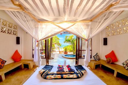 16 Zimmer. 2 Pools. Schier endloser, weißer Strand. 100 % Urlaubsgefühl 
