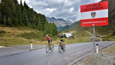 Auf der grenzüberschreitenden Rennradtour Staller-Sattel-Runde ab Sillian in Osttirol geht es bis auf 2.052 Meter