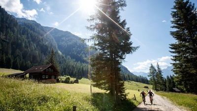 Unberührte Natur soweit das Auge reicht: Wer im Kristeinertal in Osttirol unterwegs ist, genießt absolute Stille und Einsamkeit. Die Mountainbike-Tour zur Gölbnerblickhütte ist herausfordernd und lang