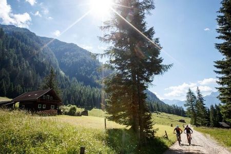 Unberührte Natur soweit das Auge reicht: Wer im Kristeinertal in Osttirol unterwegs ist, genießt absolute Stille und Einsamkeit. Die Mountainbike-Tour zur Gölbnerblickhütte ist herausfordernd und lang