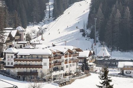 In zwei Minuten vom Frühstückstisch auf die Pisten des Skigebiets Obereggen in den Dolomiten: Möglich ist das für Gäste des Südtiroler Maria Adventure Family Hotel & Lodge