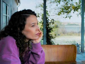 Laura (Paula Beer) kommt in Bettys Obhut wieder zu sich Laura (Paula Beer) kommt in Bettys Obhut wieder zu sich