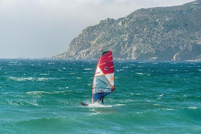 Die wilden Wellen des Atlantiks an Portugals Westküste