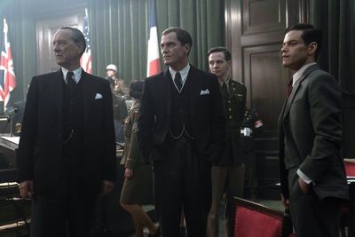 Der Jurist Sir David Maxwell-Fyfe (Richard E. Grant) mit dem US-Chefankläger der Nürnberger Prozesse Robert H. Jackson (Michael Shannon) und Militärpsychiater Douglas M. Kelley (Rami Malek)