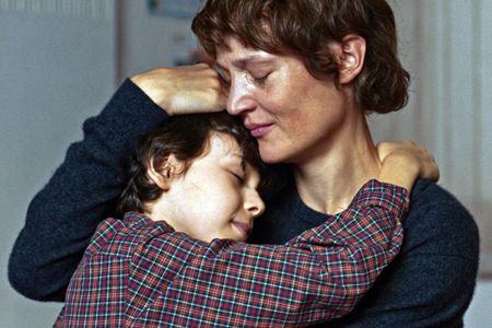 Clémence (Vicky Krieps) kämpft um das Sorgerecht für ihren Sohn Paul (Viggo Ferreira-Redier) und um seine Liebe