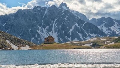 Die letzte Belohnung vor dem Ziel: Der Bödensee lädt zur Rast ein, während die Neue Reichenberger Hütte bereits in Sicht ist
