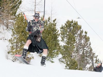 Fürs Auge: Beim „Kilt-Skitag“ sind alle in Tracht auf der Piste