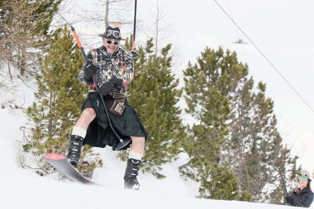Fürs Auge: Beim „Kilt-Skitag“ sind alle in Tracht auf der Piste
