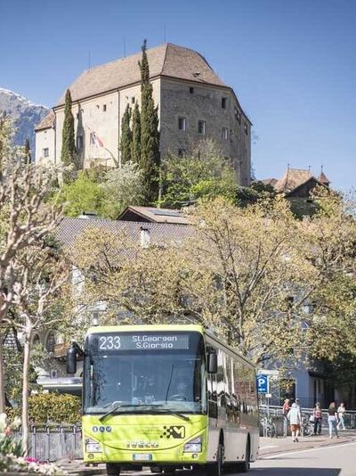 Klare Zeichen für nachhaltigen Tourismus: Die Südtiroler Gemeinde Schenna bei Meran bringt die Nutzung öffentlicher Verkehrsmittel und die Digitalisierung von Services weiter voran