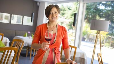 Powerfrau Claudia Pfeifer vom Hotel Steiner in Leifers bei Bozen kennt die Herausforderungen, die der Alltag für Frauen mit sich bringt – als Hotelchefin, Restaurantleiterin, Sommelière und Dreifach-Mama