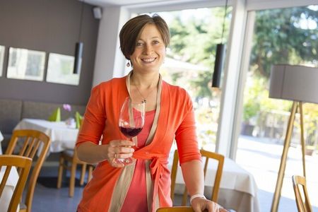 Powerfrau Claudia Pfeifer vom Hotel Steiner in Leifers bei Bozen kennt die Herausforderungen, die der Alltag für Frauen mit sich bringt – als Hotelchefin, Restaurantleiterin, Sommelière und Dreifach-Mama