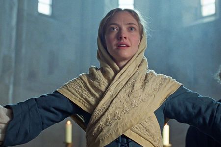 Ann Lee (Amanda Seyfried) als „Mutter Ann“ verehrt und gilt als wegweisende religiöse Führerin