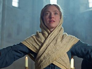 Ann Lee (Amanda Seyfried) als „Mutter Ann“ verehrt und gilt als wegweisende religiöse Führerin Ann Lee (Amanda Seyfried) als „Mutter Ann“ verehrt und gilt als wegweisende religiöse Führerin