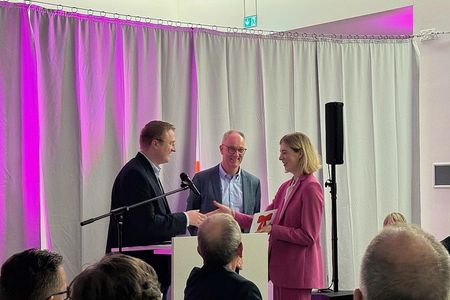  Obermeister Thorsten Caspers (links) gratuliert der Jahrgangsbesten Henriette Schröder (rechts), Mitte: Stefan Eckers, Lehrlingswart SHK-Innung Mönchengladbach