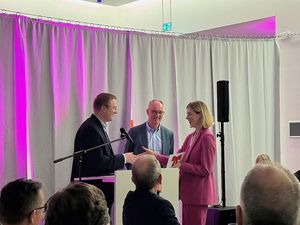  Obermeister Thorsten Caspers (links) gratuliert der Jahrgangsbesten Henriette Schröder (rechts), Mitte: Stefan Eckers, Lehrlingswart SHK-Innung Mönchengladbach