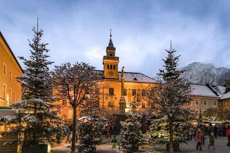 Für den Bad Reichenhaller Christkindlmarkt bemalen oder verzieren Kindergarten- und Grundschulkinder alljährlich nicht weniger als 800 Weihnachtskugeln, die unter anderem die Tannen auf dem Rathausplatz schmücken