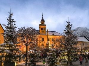Für den Bad Reichenhaller Christkindlmarkt bemalen oder verzieren Kindergarten- und Grundschulkinder alljährlich nicht weniger als 800 Weihnachtskugeln, die unter anderem die Tannen auf dem Rathausplatz schmücken Für den Bad Reichenhaller Christkindlmarkt bemalen oder verzieren Kindergarten- und Grundschulkinder alljährlich nicht weniger als 800 Weihnachtskugeln, die unter anderem die Tannen auf dem Rathausplatz schmücken