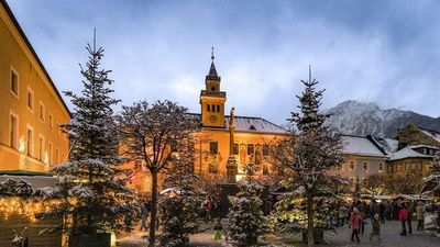 Für den Bad Reichenhaller Christkindlmarkt bemalen oder verzieren Kindergarten- und Grundschulkinder alljährlich nicht weniger als 800 Weihnachtskugeln, die unter anderem die Tannen auf dem Rathausplatz schmücken