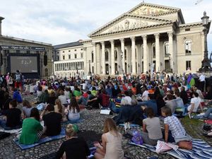 Mit „Oper für alle“ ermöglicht die BMW Group in Partnerschaft mit der Bayerischen Staatsoper seit vielen Jahren viel Freude Mit „Oper für alle“ ermöglicht die BMW Group in Partnerschaft mit der Bayerischen Staatsoper seit vielen Jahren viel Freude