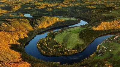 Die Moldau schlängelt sich auf 430 Kilometern durch Tschechien. Wer entlang ihrer Ufer läuft, erlebt nach jeder Kurve ein neues Panorama